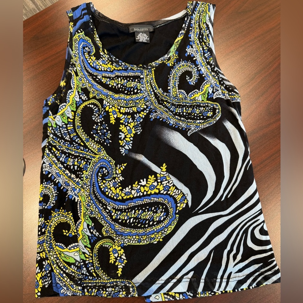 Very pretty, large women’s Dolcetti sleeves shell.